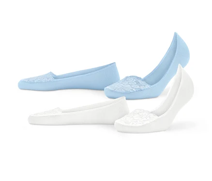 Zwei Paar Ballerina-Füßlinge mit Spitze, ein Paar hellblau und ein Paar weiß, liegen auf einem weißen Hintergrund.