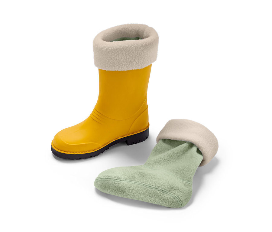 Gelber Gummistiefel mit Stulpe und hellgrüne Regenstiefel-Stulpe.