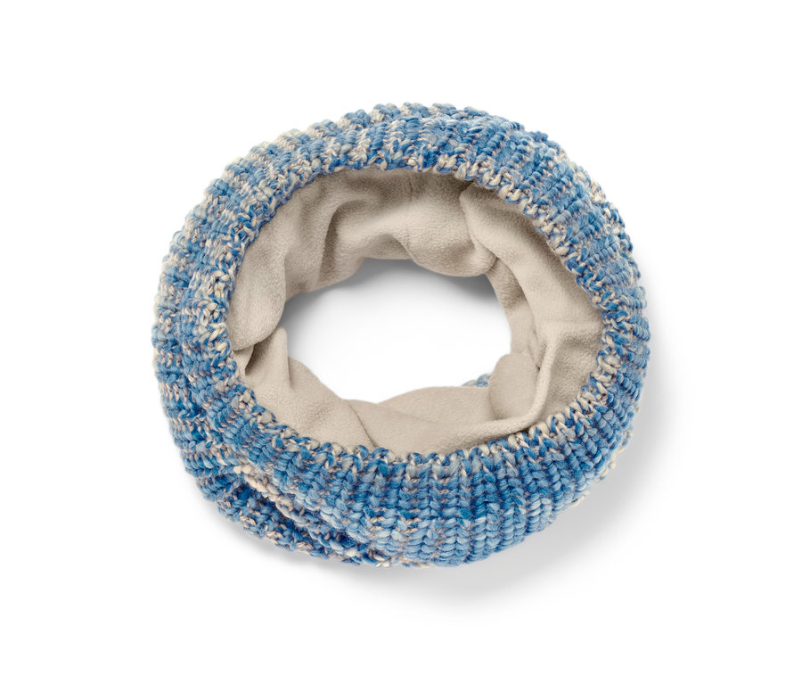 Ein blau-weiß gestrickter Strick-Schlauchschal mit beigem Futter liegt auf einem weißen Hintergrund.