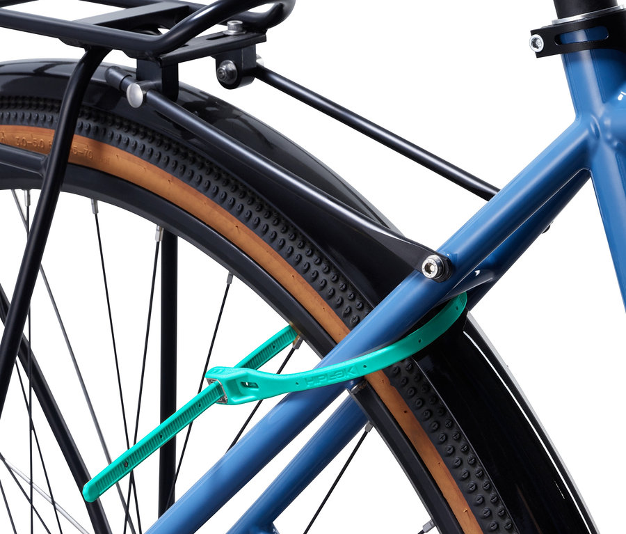 Blauer Fahrradrahmen mit Kabelbinderschloss.