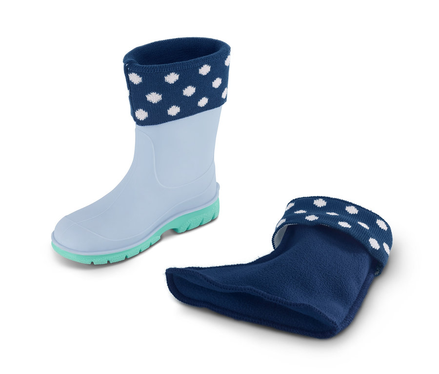 Ein blauer Gummistiefel mit Regenstiefel-Stulpe mit weißen Punkten und eine Regenstiefel-Stulpe.