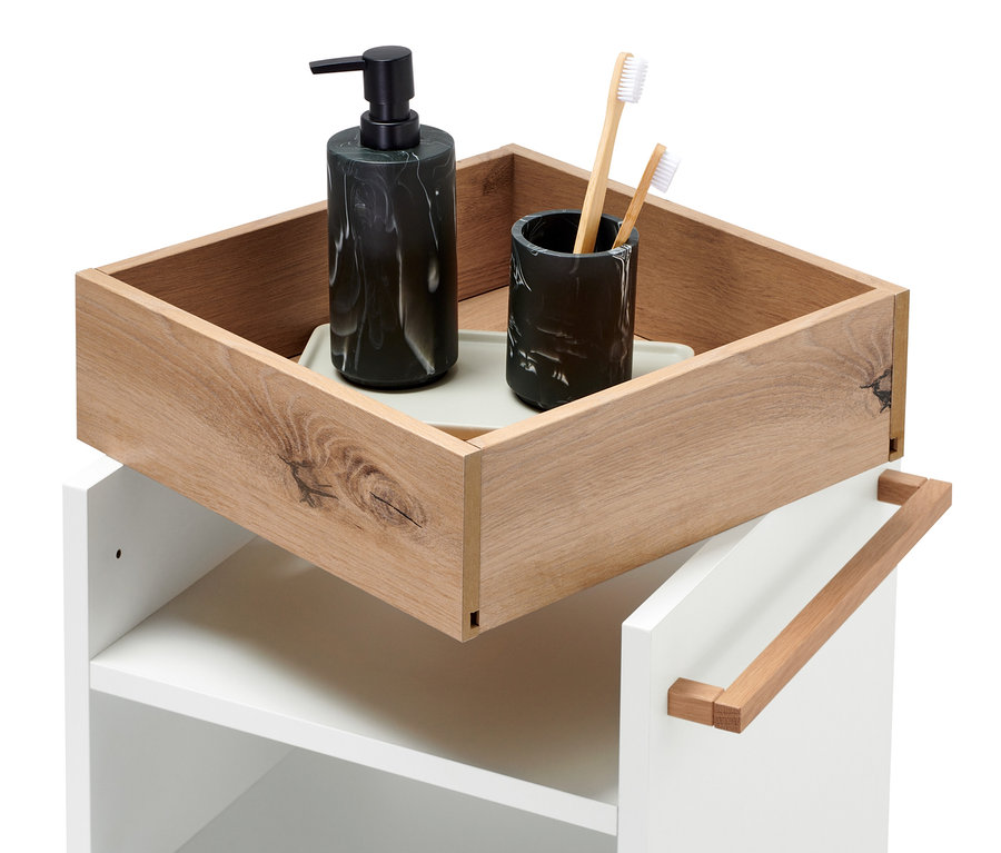 Beistellwagen, Bad, mit Seifenspender und Becher mit Zahnbürsten.