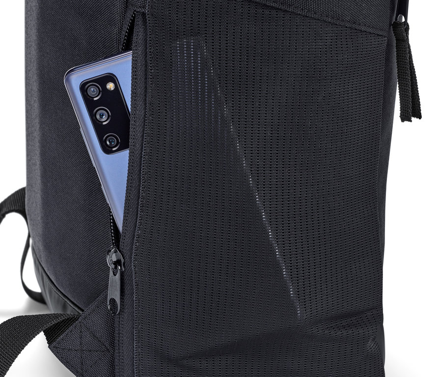 Handy sichtbar in der Tasche eines Outdoor-Rucksacks.