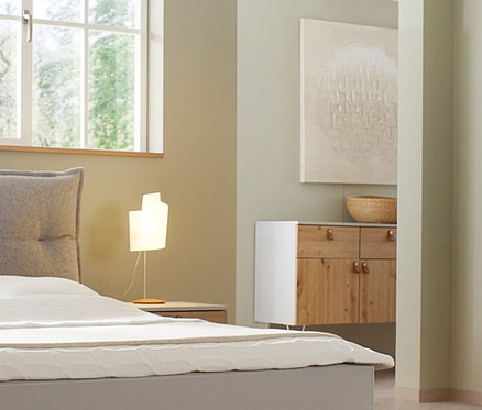 Schlafzimmer mit Bett, Nachttischen, rauch Kommode »Homey« und Kleiderschrank.