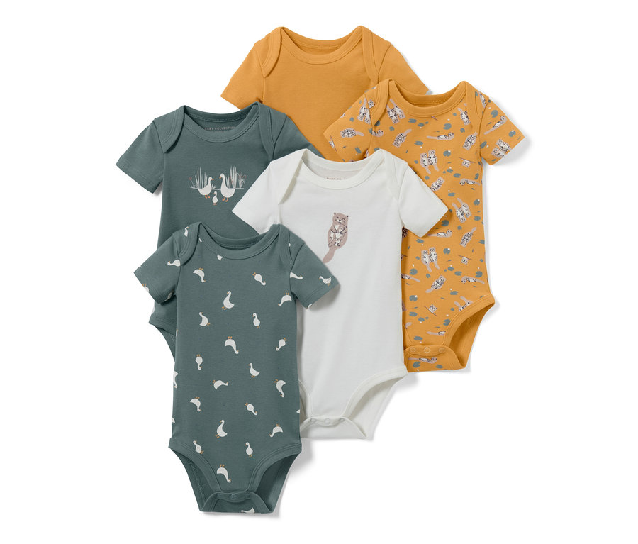 Fünf Baby-Bodys mit kurzen Ärmeln in verschiedenen Farben und Mustern, darunter ein Gänsemotiv.