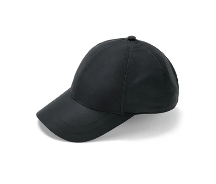 Eine schwarze Allwetter-Kappe liegt auf einem weißen Hintergrund.