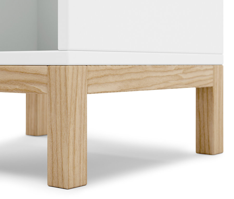 Detailansicht eines Badschranks mit Holzfüßen.