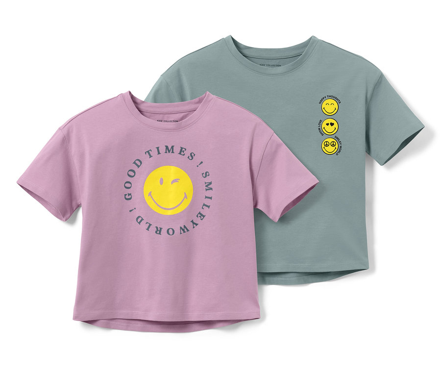 Zwei Kinder-T-Shirts »Smiley«. Einmal in Lila mit gelbem Smiley-Aufdruck und Schriftzug. Einmal in Graugrün mit drei Smiley-Aufdrucken.