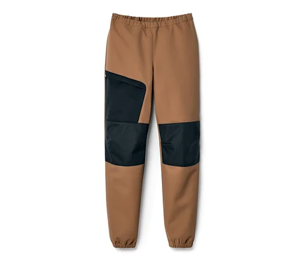 Braune Kinder-Softshellhose mit schwarzen Einsätzen an Knie und Seite.