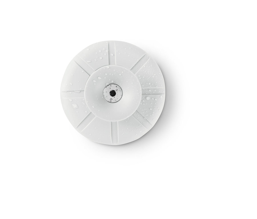 Weißes Abflusssieb- und -verschluss mit Wassertropfen.