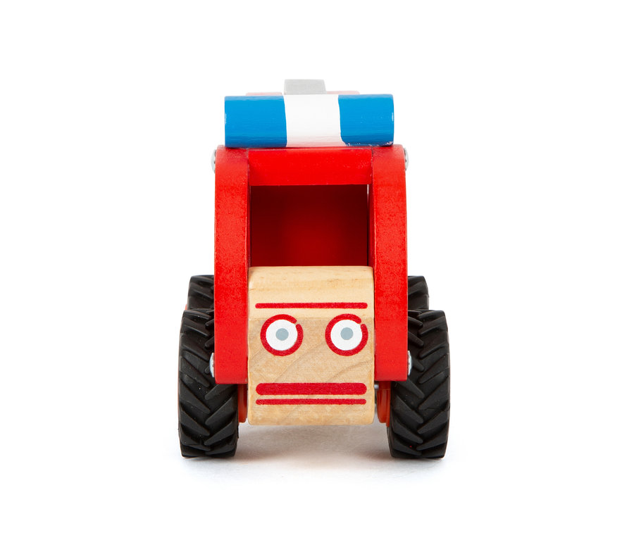 Nahaufnahme eines roten Holzfeuerwehrautos mit blauen und weißen Streifen und einem Gesicht, aus dem small foot Fahrzeuge-Set.