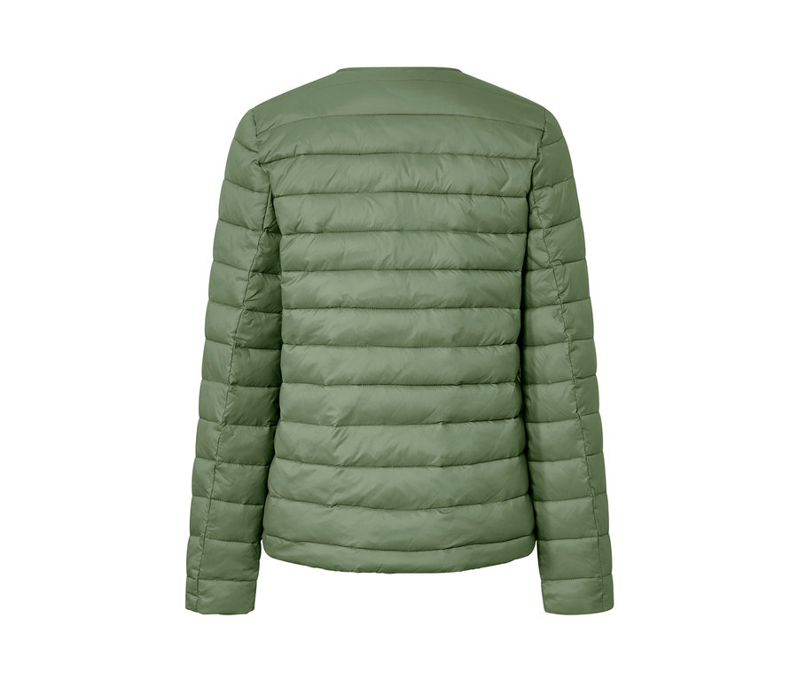 Detailansicht der Rückseite einer Steppjacke.