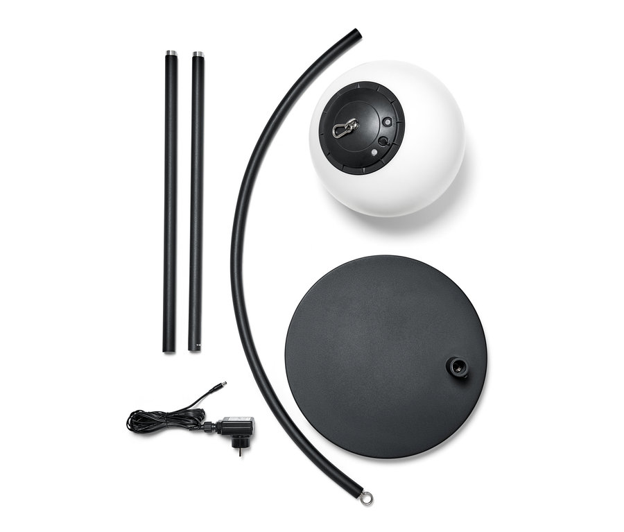 Eine zerlegte LED-Akku-Bogenleuchte mit schwarzem Sockel, zwei Stangen, Kabel und einer weissen Kugellampe.