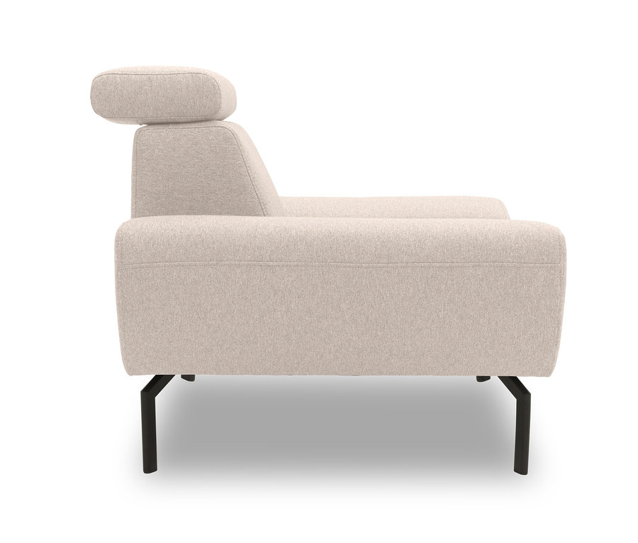 Beiger Sessel »Cabarini« aus der DOMO collection in Seitenansicht.