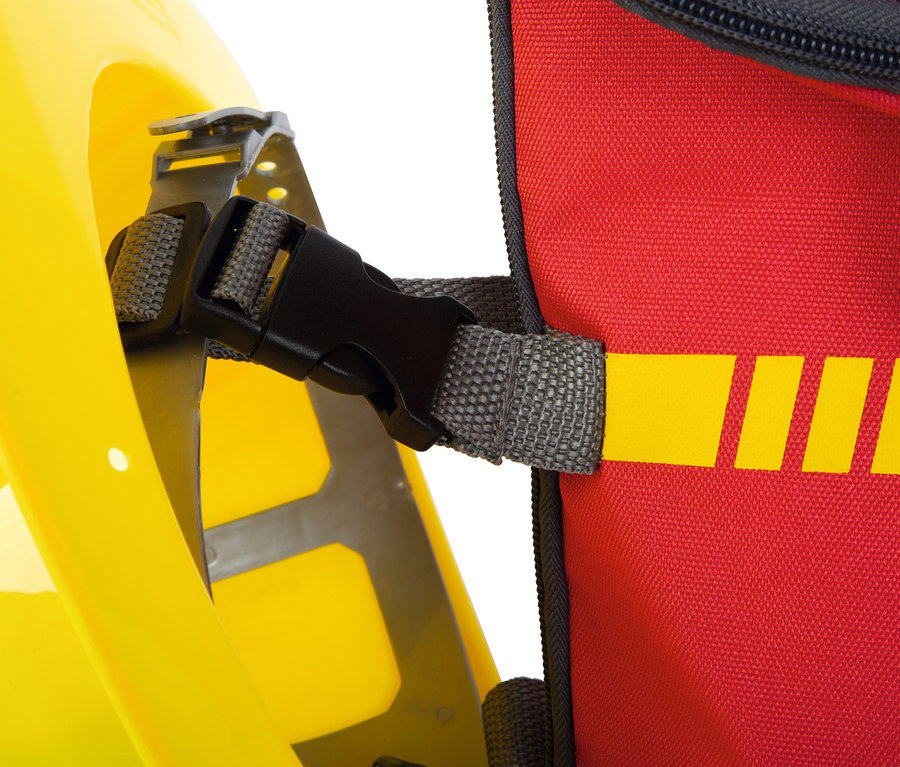 Detailansicht eines small foot Feuerwehrrucksacks mit gelben Gurten und schwarzer Schnalle.