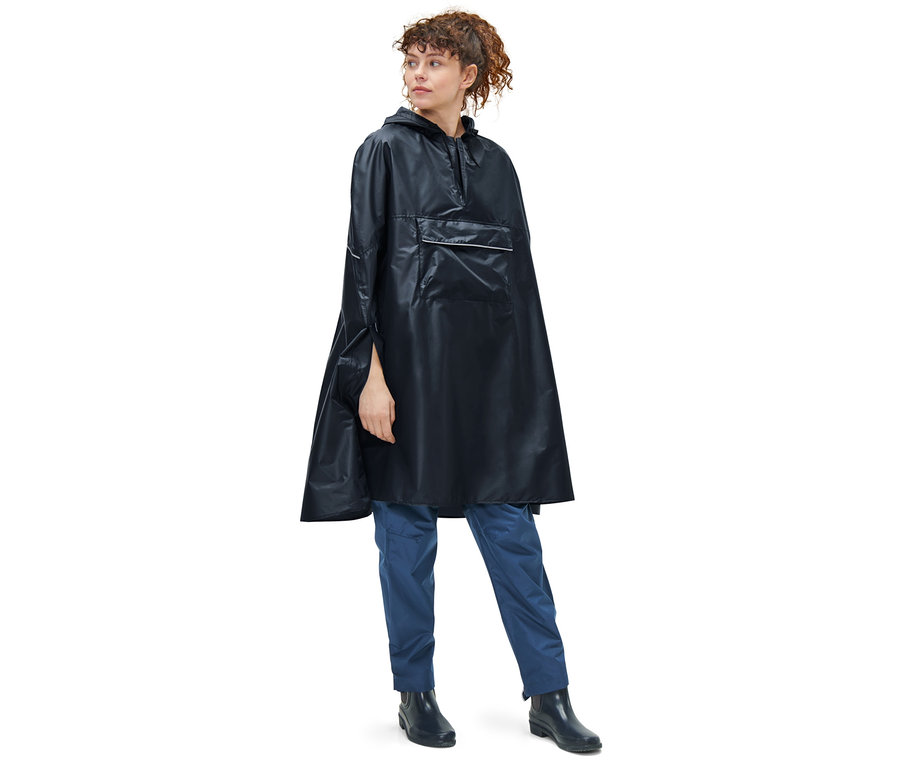 Frau trägt einen blauen Unisex-Regenponcho.