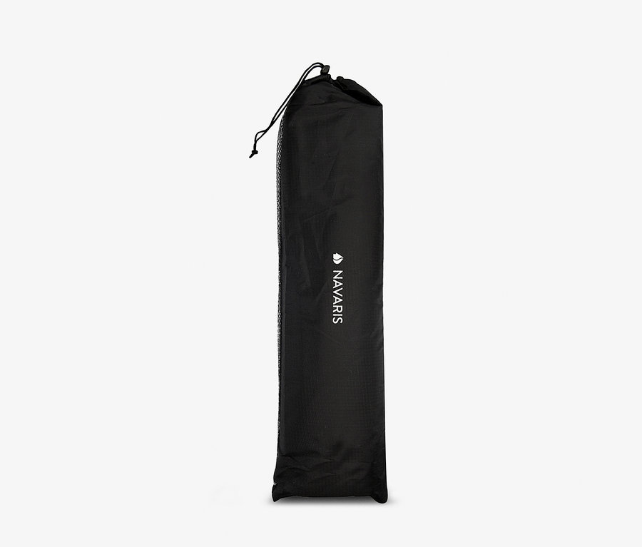 Ein schwarzer, zusammengeklappter Navaris Campingtisch in einer Hülle auf hellem Hintergrund.