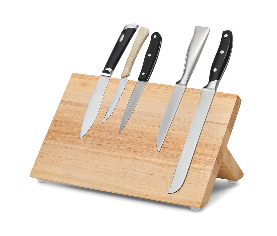 Fünf Messer unterschiedlicher Größe, die an einem magnetischen Messerblock befestigt sind.