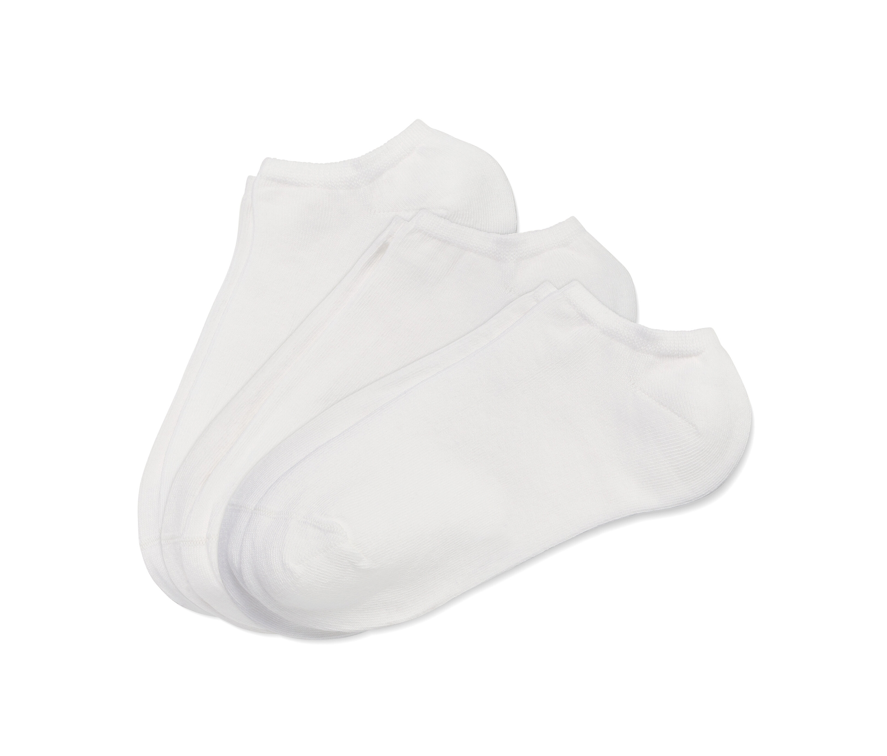 Drei Paar weiße Sneakersocken liegen übereinander.