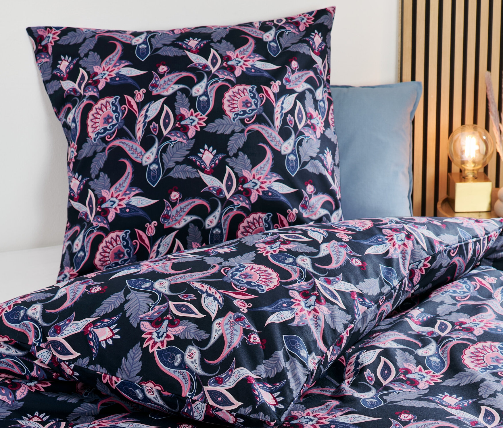 Nahaufnahme von Renforcé-Bettwäsche in Normalgröße und Übergröße mit Blumenmuster.