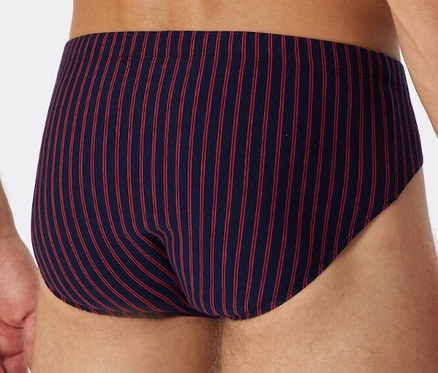 Ein Mann trägt rote SCHIESSER Supermini mit Bio-Baumwolle mit Streifen.