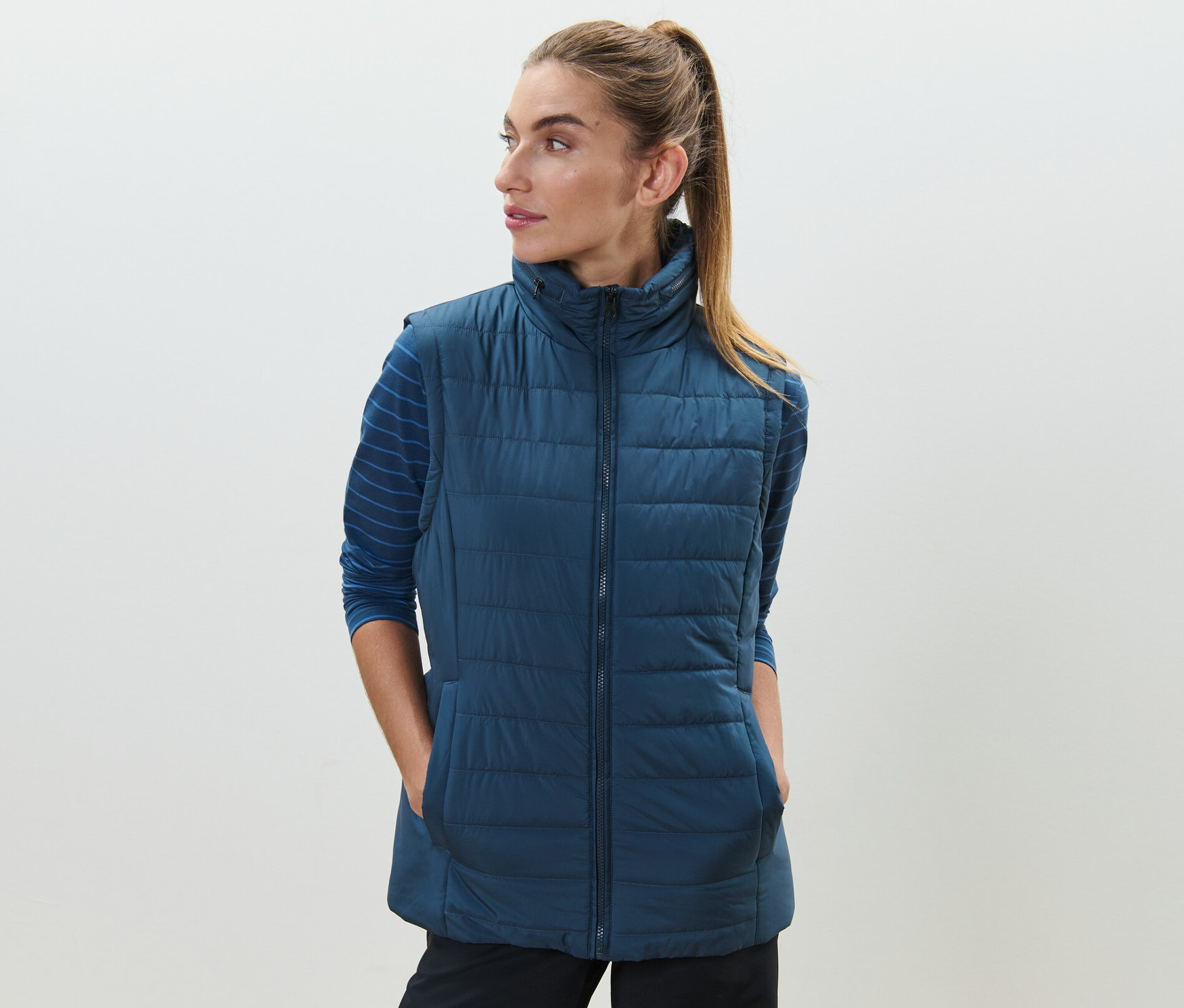 Frau trägt eine Steppweste.