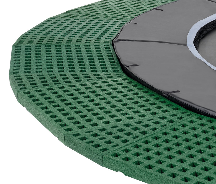 Detailaufnahme eines EXIT Dynamic Bodentrampolins, das in einen grünen Boden eingelassen ist.