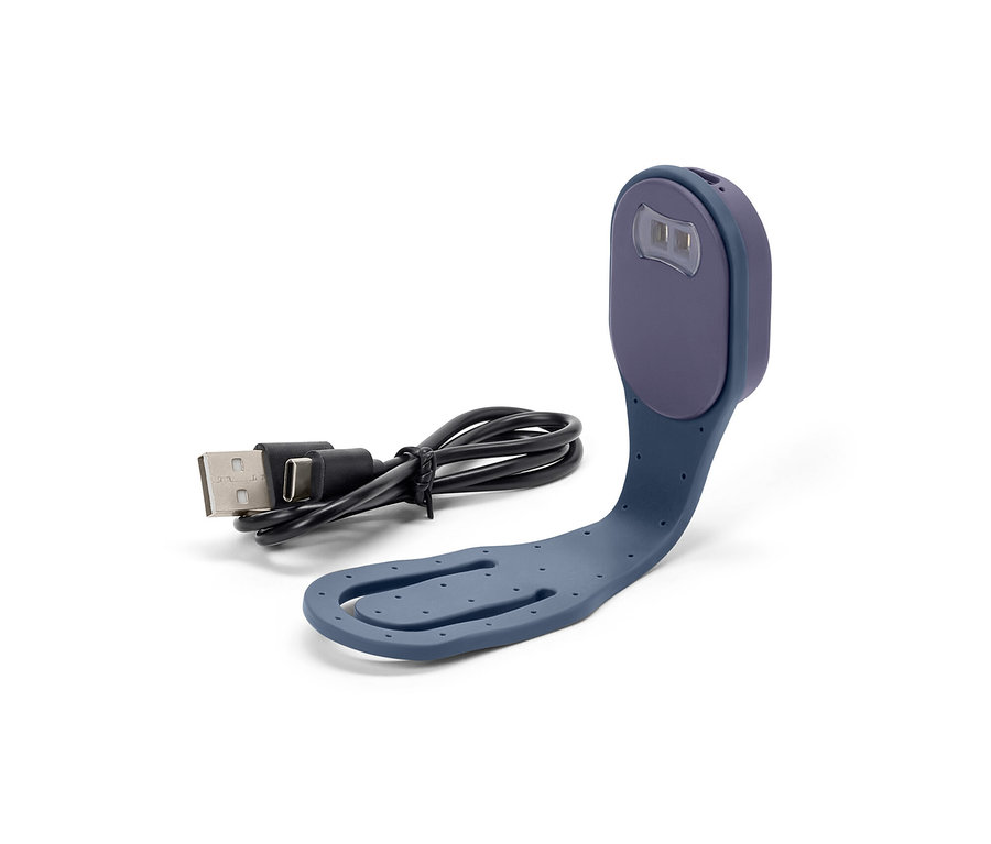 Eine blaue LED-Mini-Leselampe mit Akku und Ladekabel auf weißem Hintergrund.