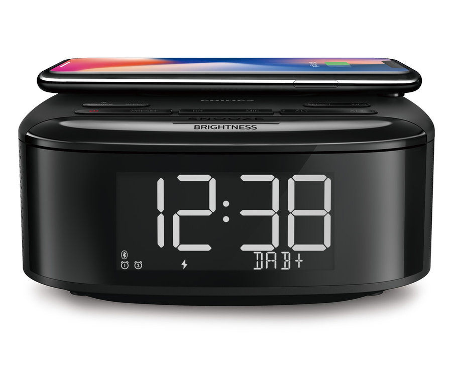 Schwarzer Philips DAB-Radiowecker »TAR7705« mit Handy oben drauf.