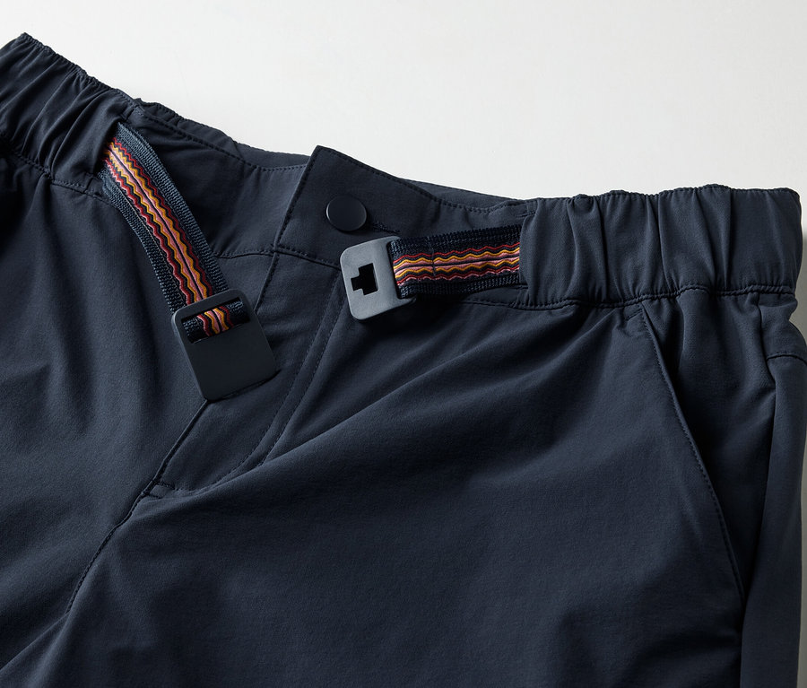 Detailaufnahme einer Funktionswandershorts mit Zierband.