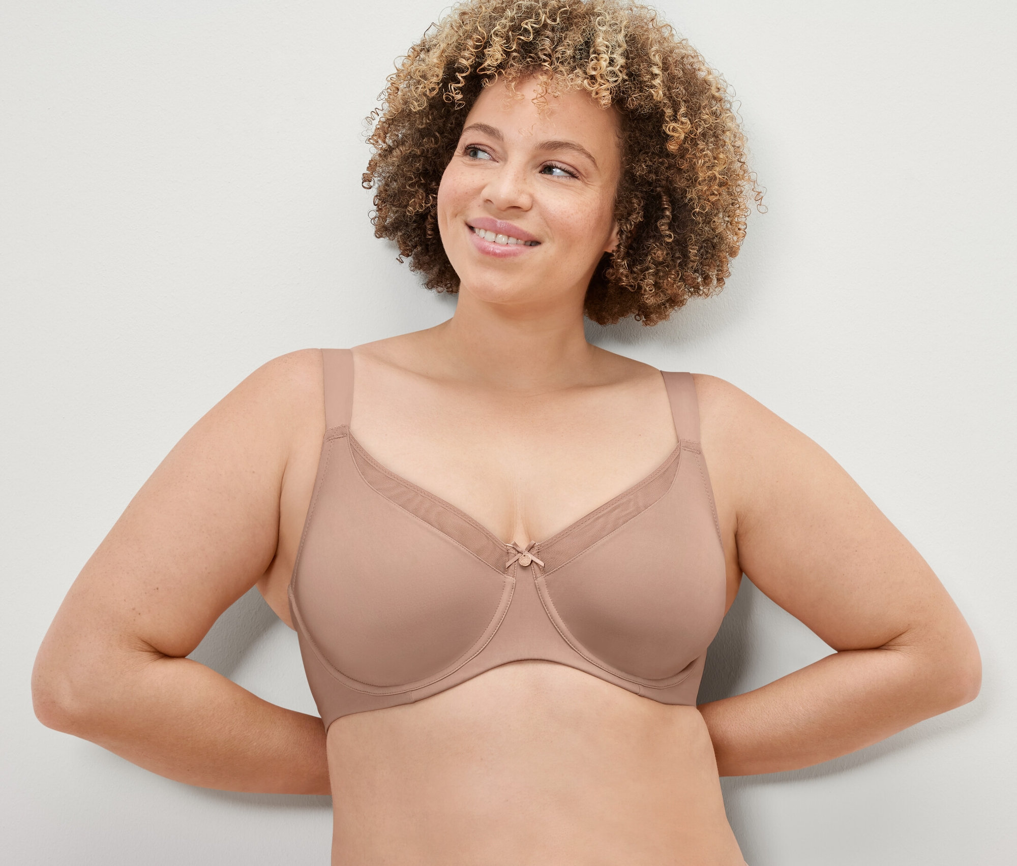 Frau trägt Minimizer-BH, beige.