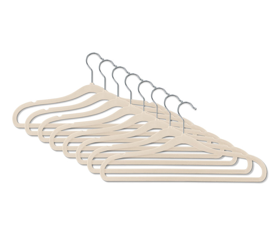 Acht extraschmale Kleiderbügel, beige, in einer Reihe angeordnet.
