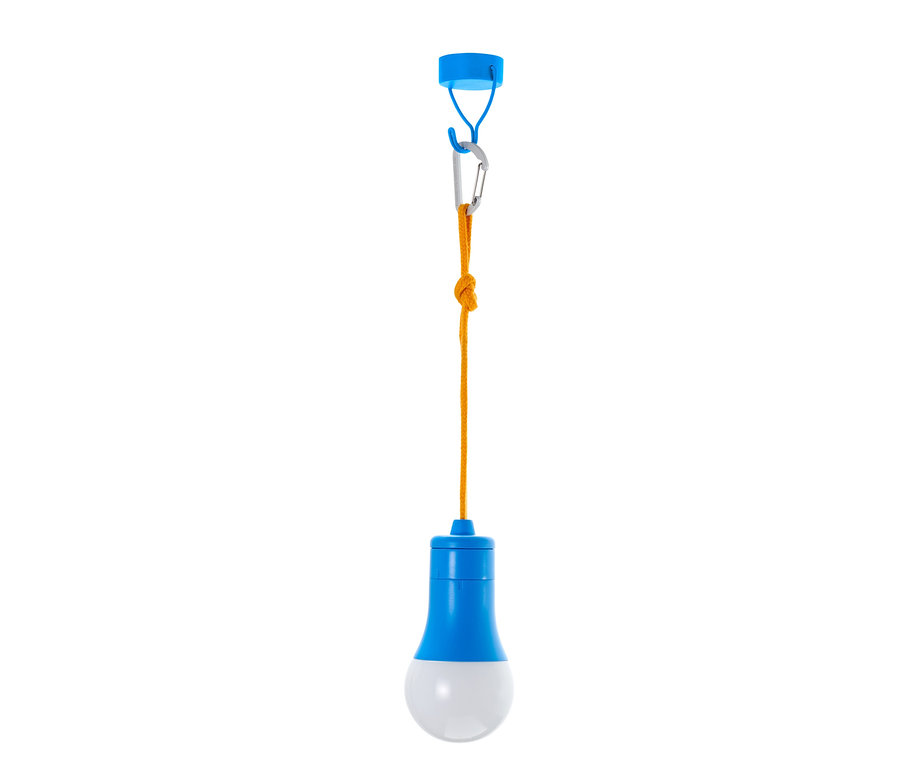 Blaue LED-Glühbirne hängt an einer orangefarbenen Schnur mit Karabiner.