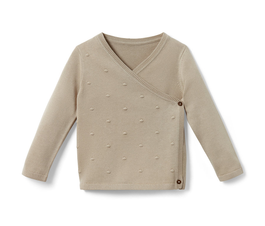 Beige Baby-Strickjacke mit langen Ärmeln und Knopfverschluss.