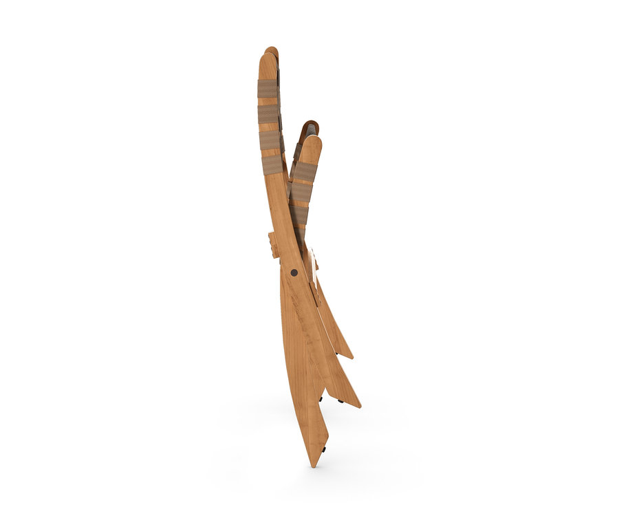 Zusammengeklappter brauner Holz-Loungesessel auf weißem Hintergrund.