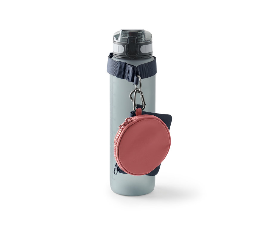 Graue Wasserflasche mit einem Multifunktions-Schlüsselband, das mit einem Karabiner befestigt ist.