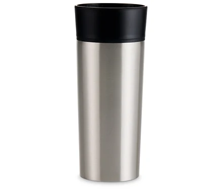 Ein silberner Coffee-to-go-Becher aus Edelstahl mit schwarzem Deckel.