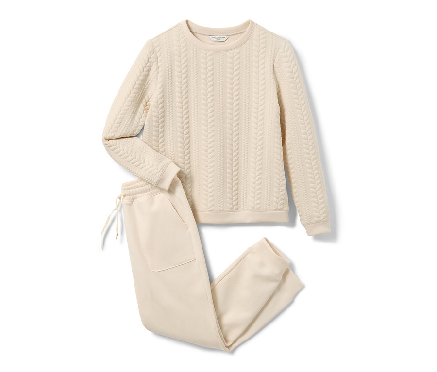 Ein cremefarbener Hausanzug mit strukturiertem Oberteil und Kordelzugshose.