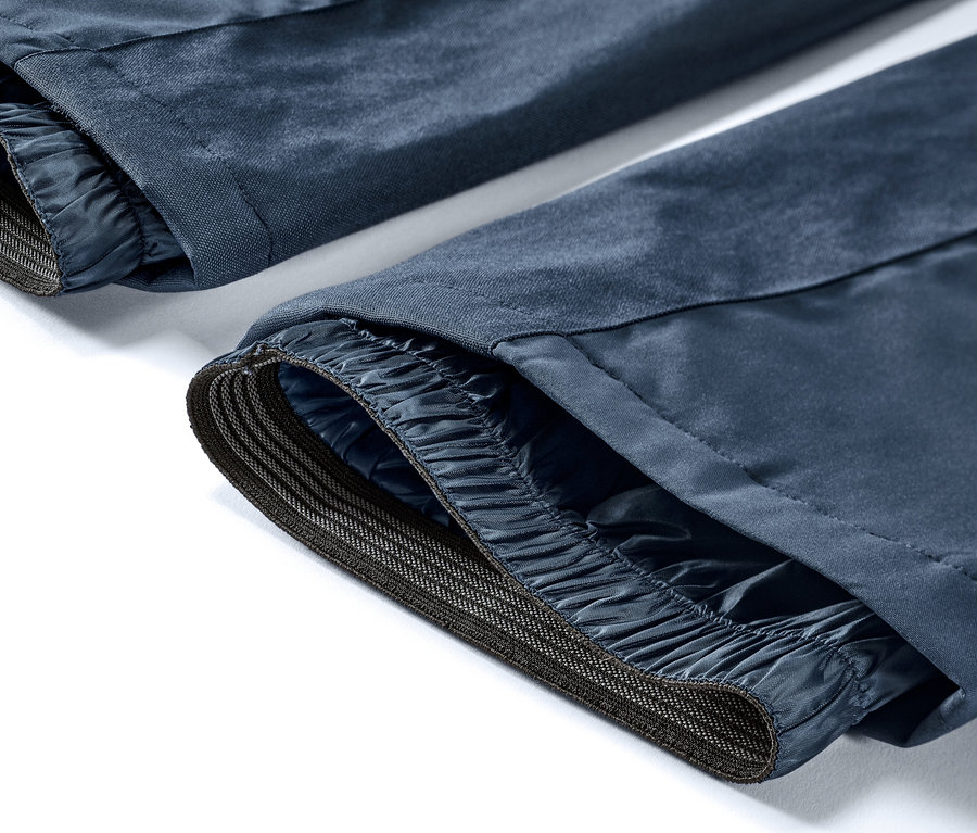 Detailansicht einer blauen High-Waist-Skihose.