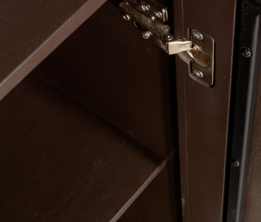 Detailansicht des Innenraums eines braunen BePureHome Schranks "Notice" mit Regalen und Scharnieren.