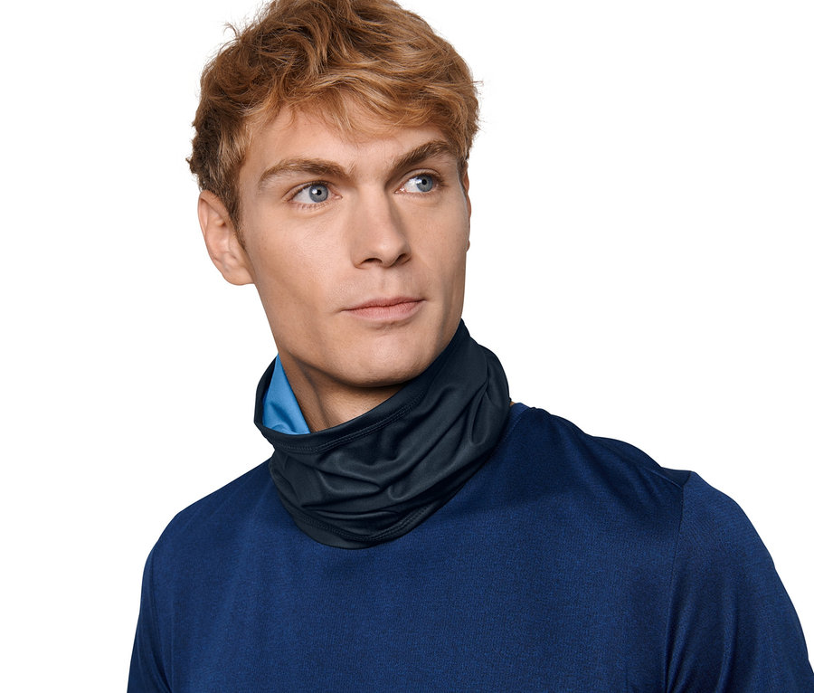 Mann mit blonden Haaren trägt ein Multifunktionstuch.
