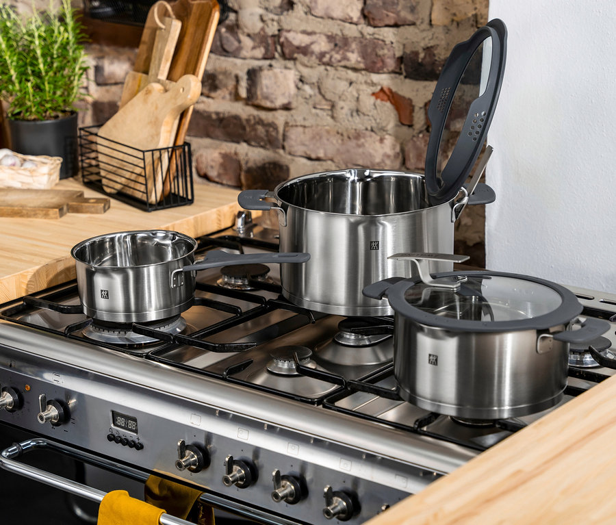 Auf einem Herd stehen die Kochtöpfe des 4-teiligen ZWILLING Kochtopfsets »Simplify«.