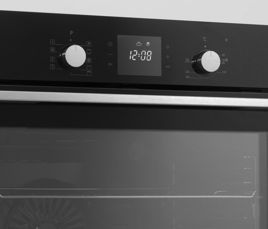 Detailansicht eines schwarzen Einbaubackofens mit einer digitalen Anzeige, die die Uhrzeit 12:08 anzeigt, und Drehknöpfen. Respekta autarker-Einbaubackofen »AB700-33«, A (von A+++ bis D)