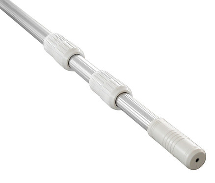 Detailaufnahme eines silberfarbenen Teleskopstiels mit weißen Kunststoffverbindungen aus dem Karibu Pool-Reinigungs-Set.