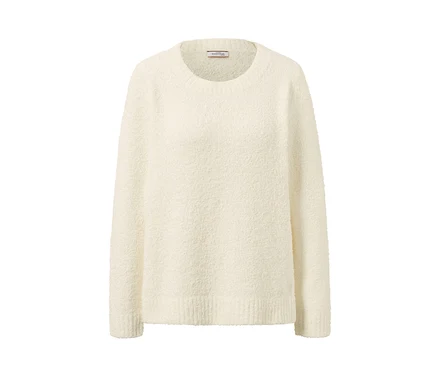 Ein isolierter, cremefarbener Kuschel-Sweater auf Weiß.