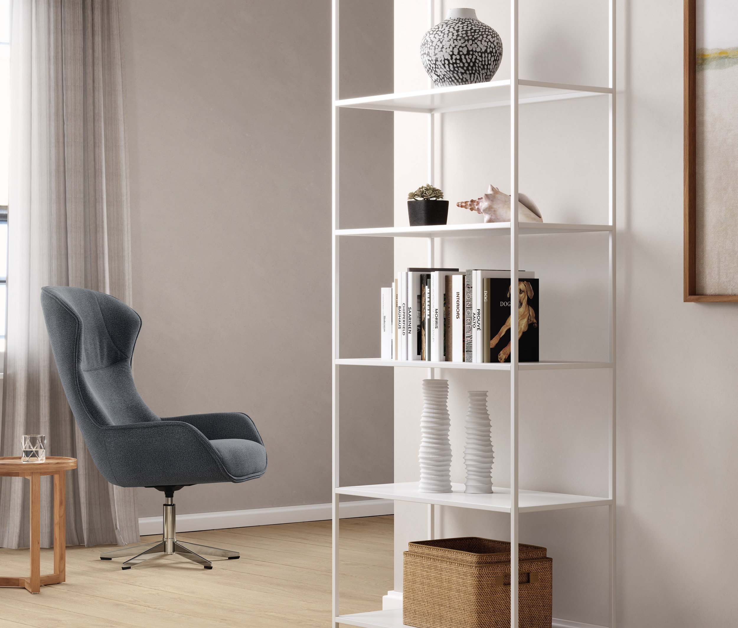 Blauer Sessel mit Drehfunktion neben einem weißen Metallregal. Auf dem Regal stehen Deko-Objekte.