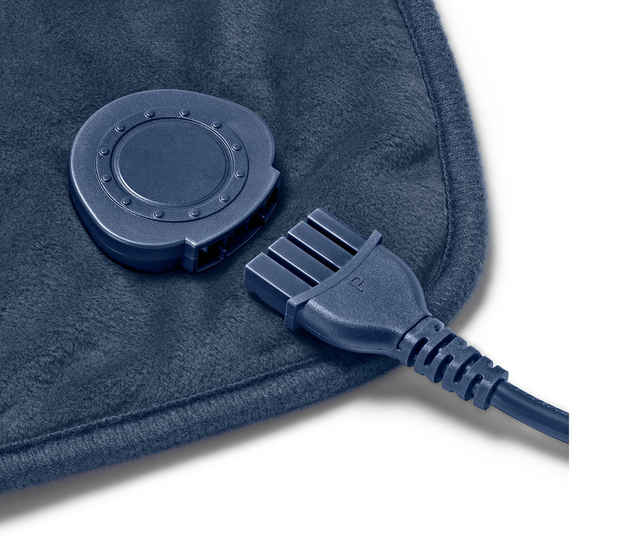 Detailaufnahme eines blauen Rückenheizkissens mit abgestecktem Controller.