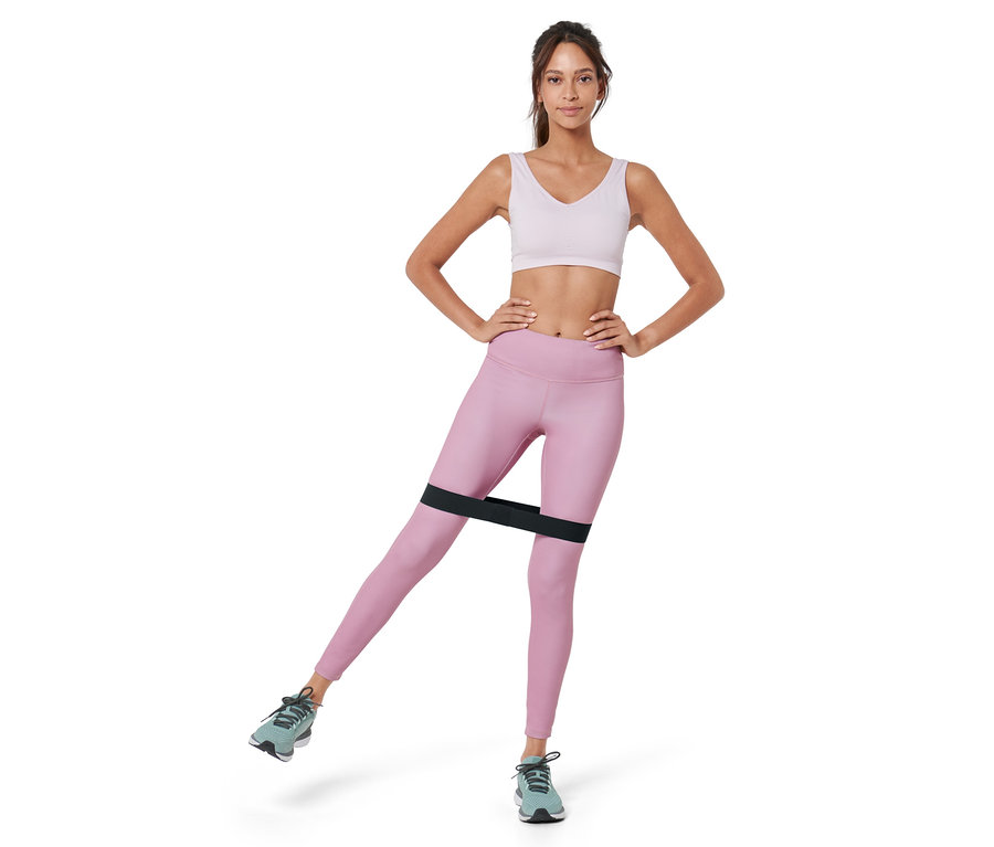 Frau trainiert mit einem schwarzen Trainingsband (3 Stück) an den Beinen.