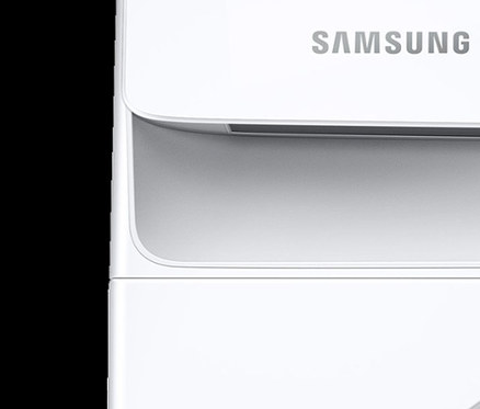 Detailansicht eines weißen Samsung Wärmepumpentrockners mit offener Tür.