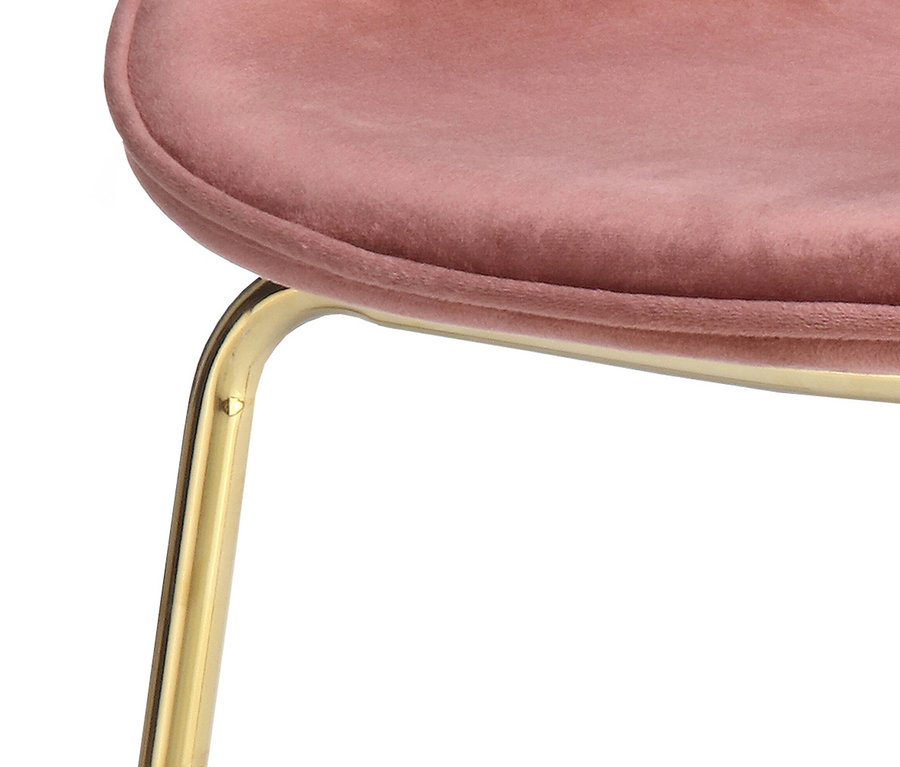 Detailaufnahme eines rosa Kayoom Charlize Stuhls mit goldenen Beinen.